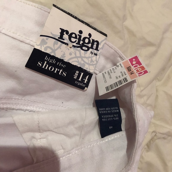 White high waisted shorts with pretty lace detailing - Picture 4 of 5